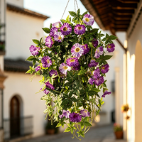 Panier de fleurs suspendu artificiel en eucalyptus et gloire du matin pour la décoration de printemps de la porte d'entrée et du porche
