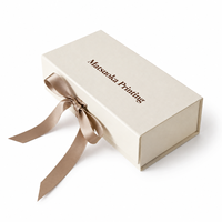 Boîte rigide élégante de style livre avec fermeture magnétique et ruban gros-grain pour étui de cadeau de mariage
