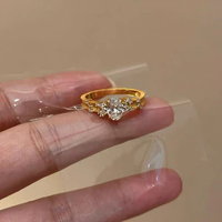 Bague en or ancien avec diamants en forme d'étoile et petits diamants sertis dans un serti en forme d'œuf de pigeon