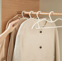 Cintre à col court en plastique PP, anti-épaississement et anti-marques pour les vêtements ; en forme de M, gain de place, antidérapant, sans couture
