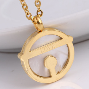 Collar de acero inoxidable con grabado de amor creativo, colgante redondo dorado de 20mm para mujer, joyería de regalo para uso diario - Product Image 4