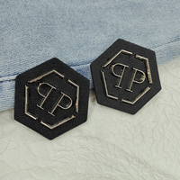 Étiquettes en cuir métallique personnalisées en usine pour vêtements de sac à main pour femmes-Vêtements avec logo en relief de haute qualité et étiquettes en métal pour sacs
