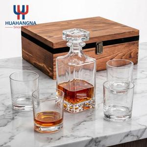 Ensemble de carafe à whisky en cristal sans plomb gravé avec logo personnalisé, avec 4 verres dans un coffret en bois de qualité supérieure, pour la fête des pères, cadeau pour les demoiselles d'honneur - Product Image 3