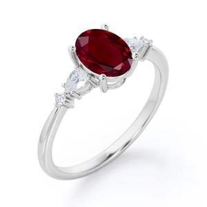 Anillo de Compromiso Clásico de Plata de Ley 925 con Cinco Piedras de Rubí y Circonita, Corte Ovalado de 0.6 Quilates - Product Image 4