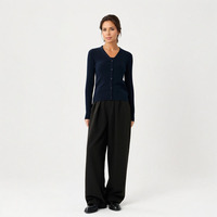 Cardigan en tricot essentiel pour femmes 100% laine coupe ajustée 12GG manteau en tricot thermique à col en V pour le service OEM ODM
