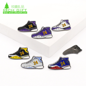 ¡Listo para enviar! <span class=keywords><strong>De</strong></span> deportes jersey <span class=keywords><strong>kobe</strong></span> <span class=keywords><strong>bryant</strong></span>, <span class=keywords><strong>de</strong></span> metal esmalte suave Zapatos Zapatillas <span class=keywords><strong>de</strong></span> deporte insignia solapa pines - Product Image 2