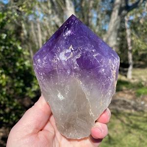 Vente en gros de baguettes en améthyste sculptées à la main, tours de cristal brut en pierre naturelle pour la méditation, artisanat en cristal en gros - Product Image 1