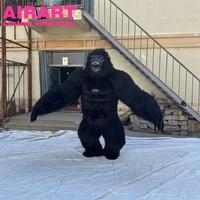 Le défilé a présenté des gorilles gonflables, des costumes gonflables de gorille ont été ornés de la chemise rouge