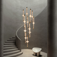 Luminaire suspendu moderne en cristal transparent cannelé avec disque étoilé pour hall d'entrée et escalier à haut plafond de prestige