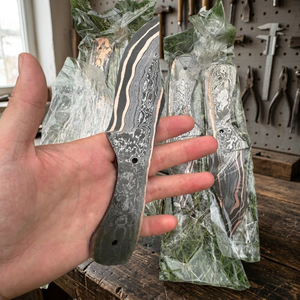 Cuchillo de Caza de Acero Damasco y Cobre Forjado a Mano de la Mejor Calidad, Hoja Fija Tipo Drop Point OEM con 1 Año de Garantía - Product Image 2