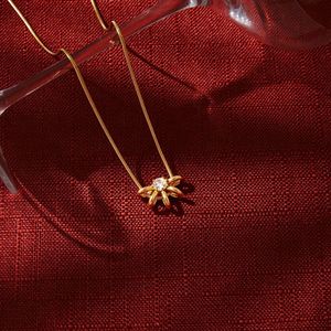 Collier pendentif en zircon plaqué or 18 carats en forme de fleur, design minimaliste, à porter tous les jours, bijou cadeau - Product Image 4