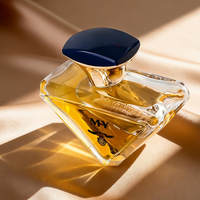 Flacon de parfum triangulaire transparent unique de 100 ml avec pompe pulvérisatrice, capuchon exquis, vaporisateur à fine brume, sérigraphie sur boîte