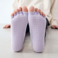 Vente en gros Nouveau style de chaussettes avec poignées pour femmes en dentelle Chaussettes de yoga en coton à 5 orteils Chaussettes de pilates antidérapantes à bout ouvert
