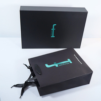 Boîte magnétique pliable portable de luxe en carton rigide mat avec couvercle gaufré or et support arrière en carton noir pour shampoing