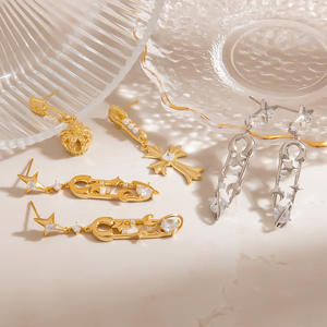 أقراط متدلية غير متماثلة من Cross + Crown ، مشبك ورقي فاخر فاتح ، فولاذ مقاوم للصدأ بنجمة قمر مع أقراط مطلية بالذهب على شكل أزهار - Product Image 3