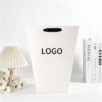 Bedrukte trapeziumvormige bloemenpapieren tas met aangepast logo, voor bloemisten, boeketverpakkingen, Valentijnsdag, bruiloften, groothandel