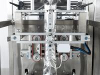 Échelle multi-têtes à grande vitesse pesant des collations Sachet emballant du café torréfié dattes séchées Machine de conditionnement verticale de remplissage et de scellage