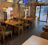 Tables à manger en bois 4 places de conception occidentale japonaise Chaises pour l'extérieur Hôtel Utilisation pour les cafés Fast Food Burger Restaurants
