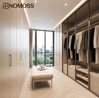 Organisateur de vêtements intégré moderne pour dressing, idéal pour les projets d'aménagement intérieur de résidences haut de gamme