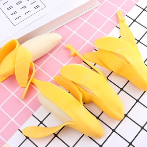 LUYI Halloween Simulation Banane à Peler en Plastique Écologique Jouet Créatif Anti-Stress à Presser Rebondissant pour Farces et Décompression - Product Image 3