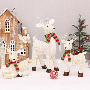 Ensemble de figurines de rennes de Noël avec écharpes, finition mate, pour décorations de salon - Product Image 1