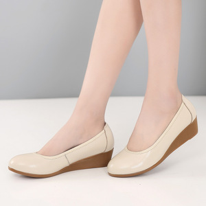 Chaussures à talons compensés confortables en cuir à bout rond pour femmes, idéales pour le bureau - Product Image 4