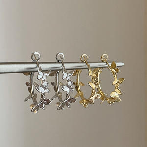 Pendientes de Aro con Forma de Mariposa Vintage, Chapados en Oro, para Mujer - Product Image 1