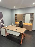 Table de bureau exécutive moderne et élégante : Système de rangement intégré et dissimulé, idéal pour les zones de travail de direction en usine