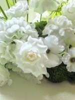 Maßgefertigtes Handgemachtes Weiß-Grünes Minimalistisches Seiden-Blumen-Tischgesteck Künstliche Rosen- und Calla-Lilien-Arrangement für Hochzeiten und Feiern