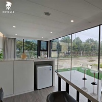 Maison capsule préfabriquée, maison conteneur avec panneaux solaires pour une vie hors réseau