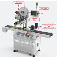 Machine d'étiquetage automatique de chaussettes auto-adhésives pour surfaces planes et vêtements