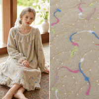Tissu tricoté 100 % polyester personnalisé, motif tourbillon pastel, broderie de rêve, base en feutre doux couleur camel, points irréguliers et courbes aléatoires
