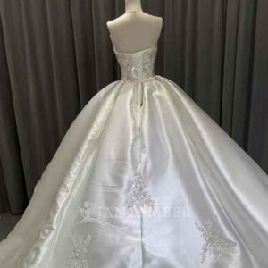 Robe de mariée de luxe en satin avec appliques, coupe princesse, bustier, dos nu, antistatique, décolleté cœur, traîne chapelle, longueur ras du sol - Product Image 5