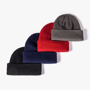 Bonnet sans bord en acrylique épais côtelé pour homme avec étiquette personnalisée – Vente en gros - Product Image 3