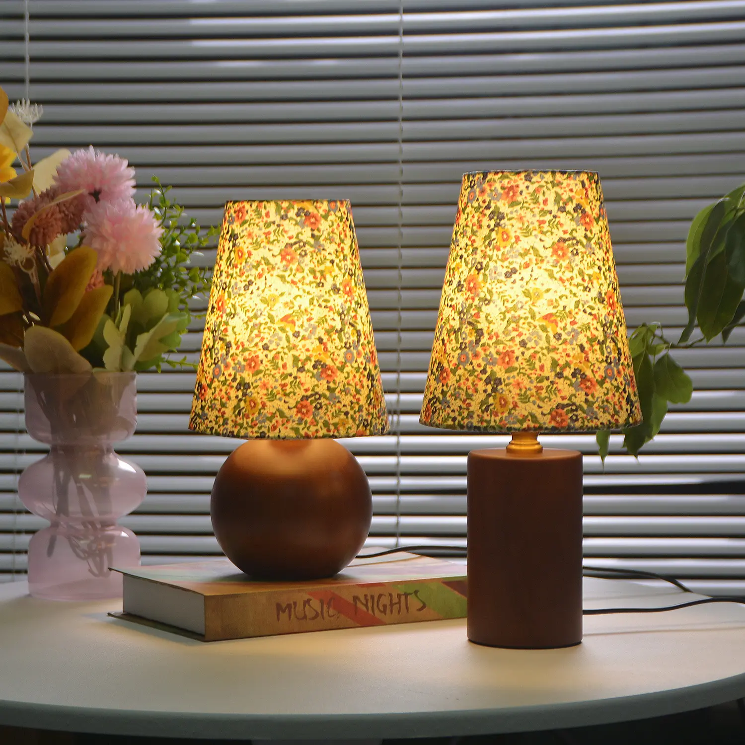 Lámpara de escritorio retro floral Romántica Francesa, decoración de dormitorio y estudio, decoración de madera maciza roja de Internet, lámpara de noche antigua