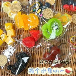 Jouets à presser Kawaii Mini Sac de Fruits, Super Doux en TPR, Banane et Kiwi Simulés, Porte-clés Pendentif Anti-stress pour Enfants - Product Image 4