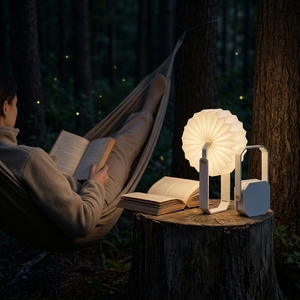 Lanterne en papier pliable légère pour les aventures en plein air, lampe LED accordéon pliable avec poignée en bois, longue durée de vie - Product Image 1