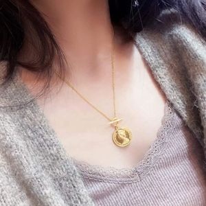สร้อยคอทองคำ 18K ยี่ห้อซินฟลาย รุ่นวินเทจ ลายเหรียญพระราชินีเอลิซาเบธ พร้อมจี้สองด้านและตัวล็อกแบบ OT เหมาะสำหรับงานแต่งงานหรือเป็นของขวัญ - Product Image 4