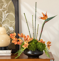 Arrangement élégant d'orchidées et de lys artificiels dans un pot noir, verdure artificielle professionnelle pour la décoration de bureaux et d'hôtels