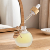 Flacon compte-gouttes avec bec verseur de précision et verre givré, idéal pour le rangement dans la cuisine et l'utilisation d'ingrédients cosmétiques