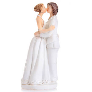 Figurines de couple lesbien s'embrassant en résine personnalisée romantique, produit artisanal dans la catégorie des arts et métiers - Product Image 1
