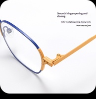 Monture de lunettes tendance rétro bicolore, légère et confortable, avec détails métalliques originaux