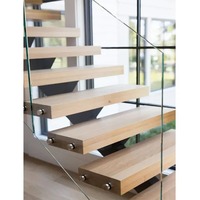Escalier ouvert en bois avec rampe en verre, garde-corps en acier inoxydable, escalier droit en métal et bois, style contemporain pour cuisine intérieure