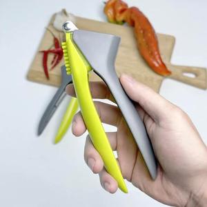 Lame multifonctionnelle en acier inoxydable Presse-ail manuel Broyeur de gingembre Outil de cuisine avec poignée en plastique - Product Image 6