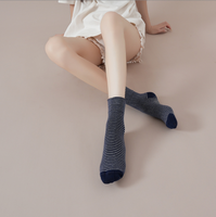 Chaussettes de yoga personnalisées bordeaux à rayures et décorées de perles pour femmes, mi-mollet, antidérapantes, pour Pilates, avec semelle intégrale en silicone
