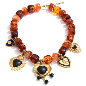 Collar JINYOU 2983 de Moda con Cuentas Cuadradas de Resina Color Ámbar, Collar con Colgante de Corazón de Esmalte Negro Chapado en Oro sobre Acero Inoxidable - Product Image 1