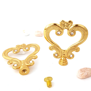 Conception originale en forme <span class=keywords><strong>de</strong></span> coeur avec <span class=keywords><strong>poignée</strong></span> et bouton <span class=keywords><strong>de</strong></span> couvercle en cristal Poignées métalliques <span class=keywords><strong>de</strong></span> couvercle personnalisées Accessoires <span class=keywords><strong>de</strong></span> boutons d'ustensiles <span class=keywords><strong>de</strong></span> cuisine et <span class=keywords><strong>de</strong></span> meubles - Product Image 4