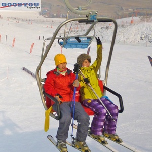 Teleférico telesilla con dos asientos para dos personas, una silla en la estación de esquí - Product Image 5