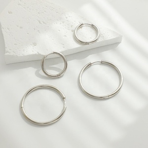 도매 패션 쥬얼리 변색 방지 PVD 금도금 미니멀리스트 Y2K 빅 후프 귀걸이 (여자용) - Product Image 3