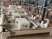 Maple Pilates Reformer, équipement de fitness multifonctionnel en bois clair, pour studio de Pilates et boutique d'esthétique